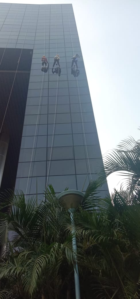 Facade cleaning of a tall building